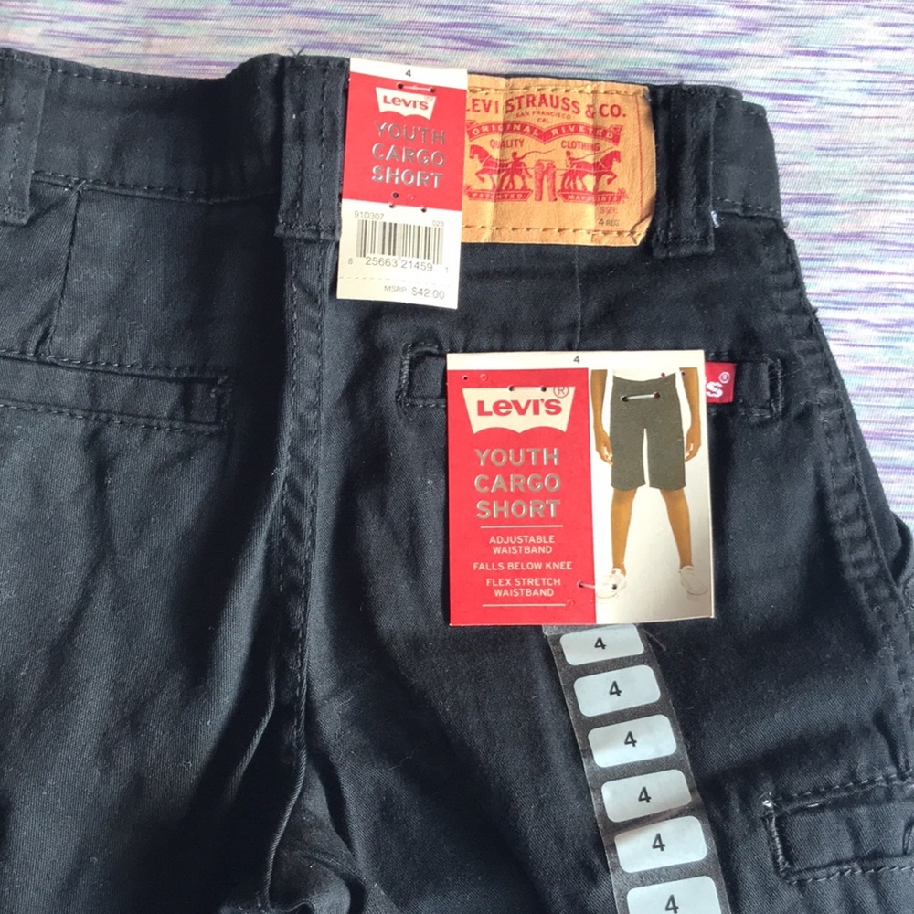 Levi’s, Black Youth Cargo shorts. MAKE ME AN OFFER. - Picture 5 of 7